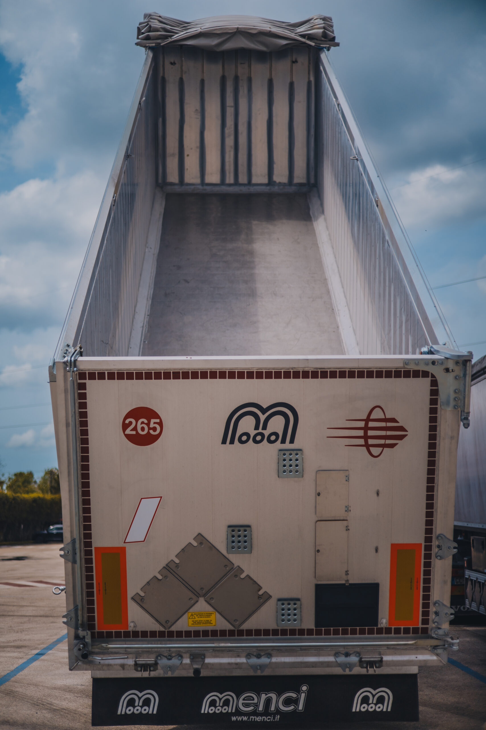 Trasporto con vasche ribaltabili