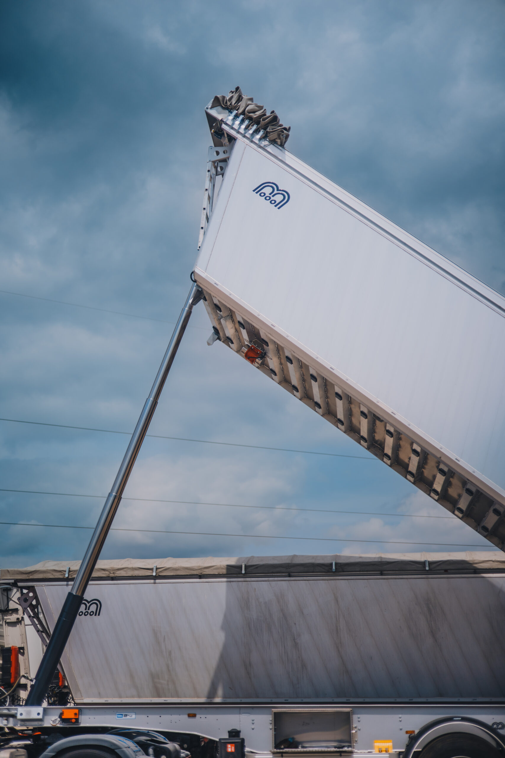 Trasporto con vasche ribaltabili